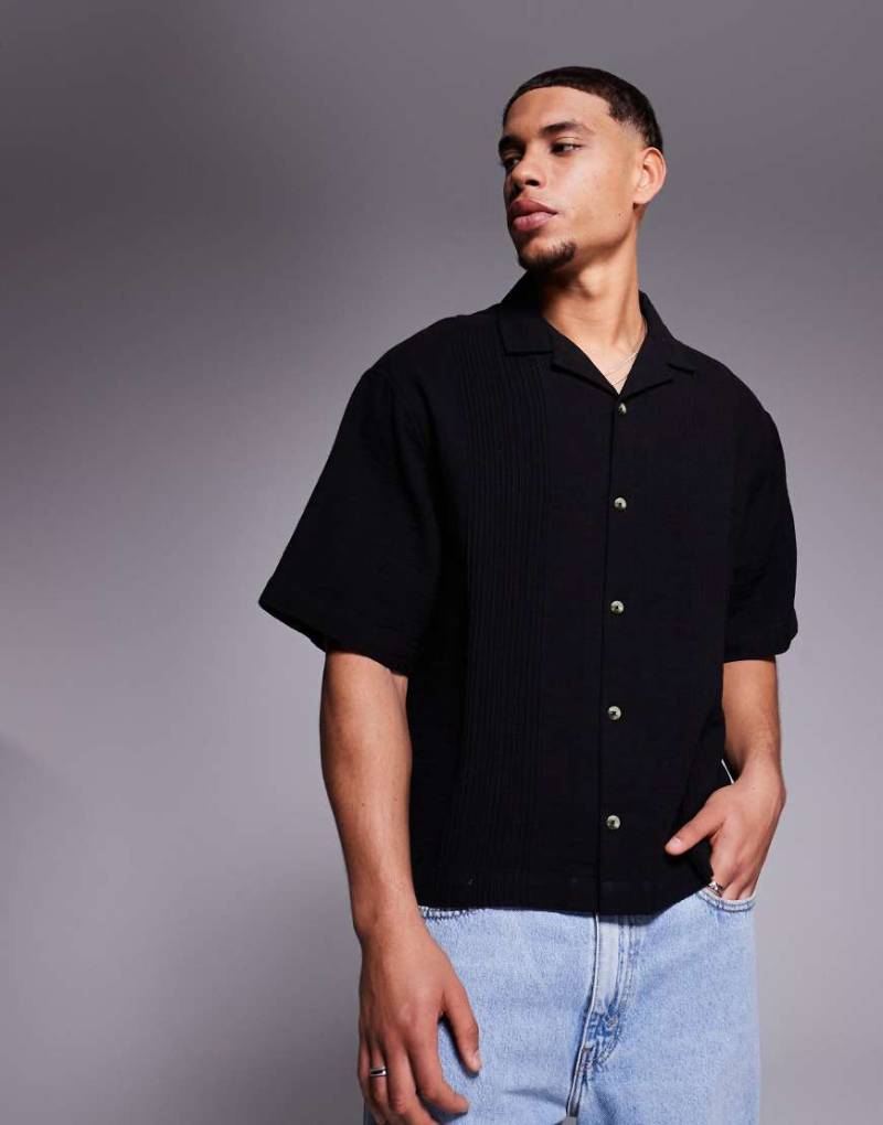 ASOS DESIGN - Kastiges Hemd in Schwarz mit Reverskragen und Biesen ASOS DESIGN - Kastiges Hemd in Schwarz mit Reverskragen und Biesen von ASOS DESIGN