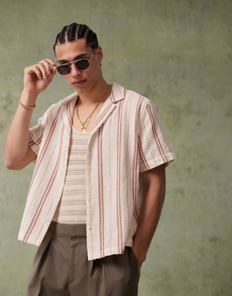ASOS DESIGN - Kastiges Hemd in gedeckten Farben mit Streifen und tiefem Reverskragen-Weiß von ASOS DESIGN