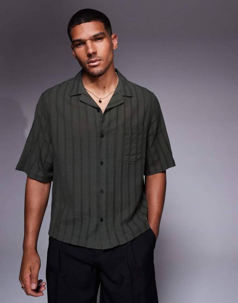 ASOS DESIGN - Kastiges Hemd in gestreiftem Grün mit Reverskragen und Lochstickerei von ASOS DESIGN