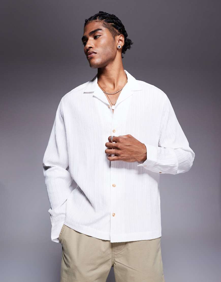 ASOS DESIGN - Kastiges Hemd in strukturiertem Weiß mit Reverskragen ASOS DESIGN - Kastiges Hemd in strukturiertem Weiß mit Reverskragen von ASOS DESIGN