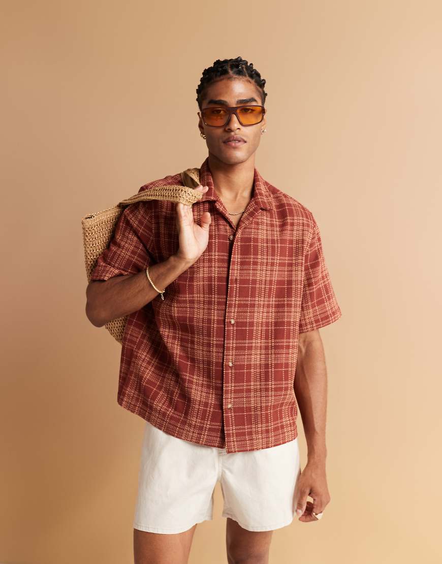 ASOS DESIGN - Kastiges Hemd mit Flechtstruktur in kariertem Braun von ASOS DESIGN
