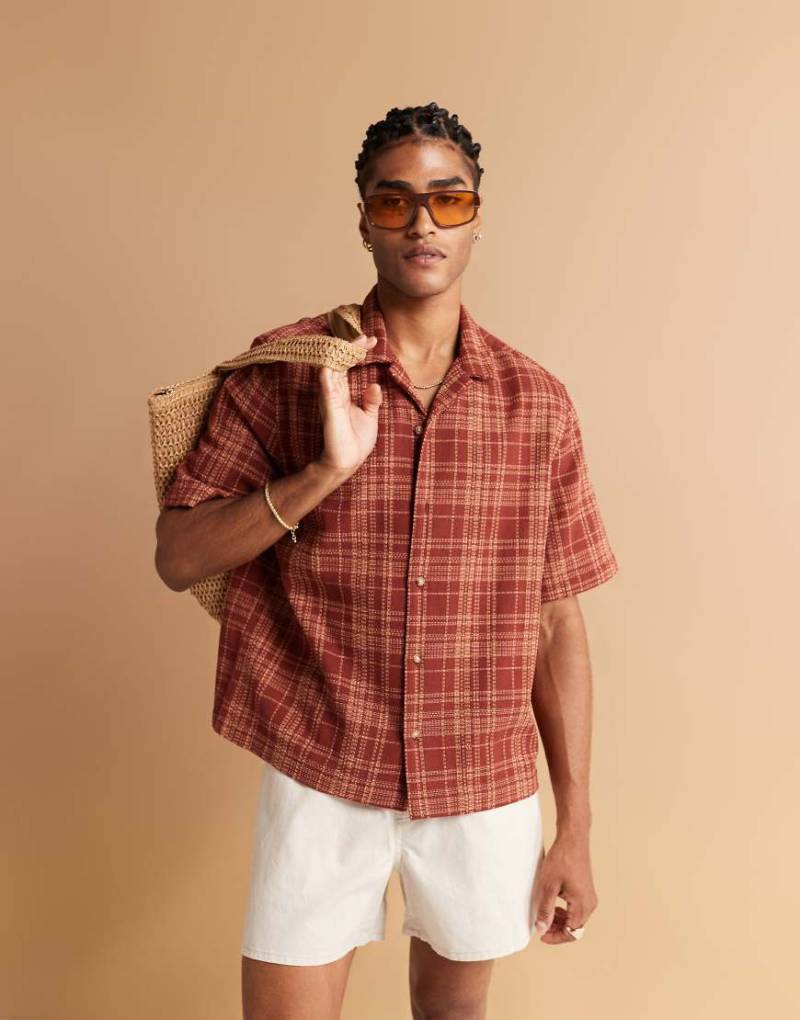 ASOS DESIGN - Kastiges Hemd mit Flechtstruktur in kariertem Braun von ASOS DESIGN