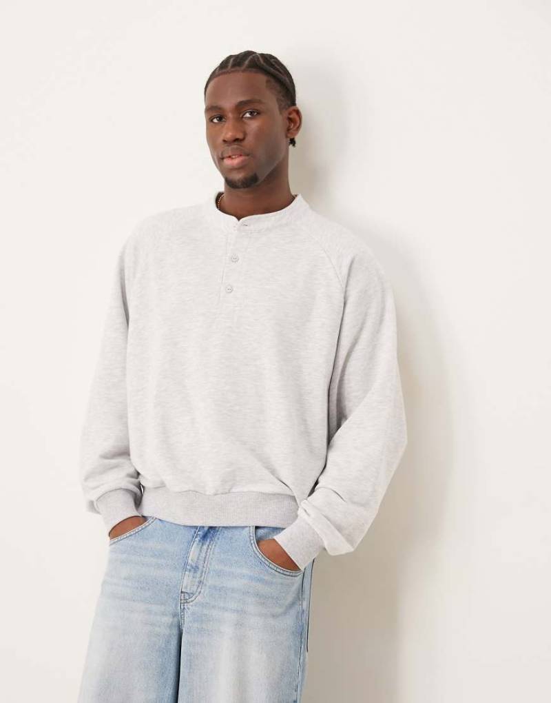 ASOS DESIGN - Kastiges Henley-Sweatshirt in Grau meliert mit extremer Oversize-Passform von ASOS DESIGN