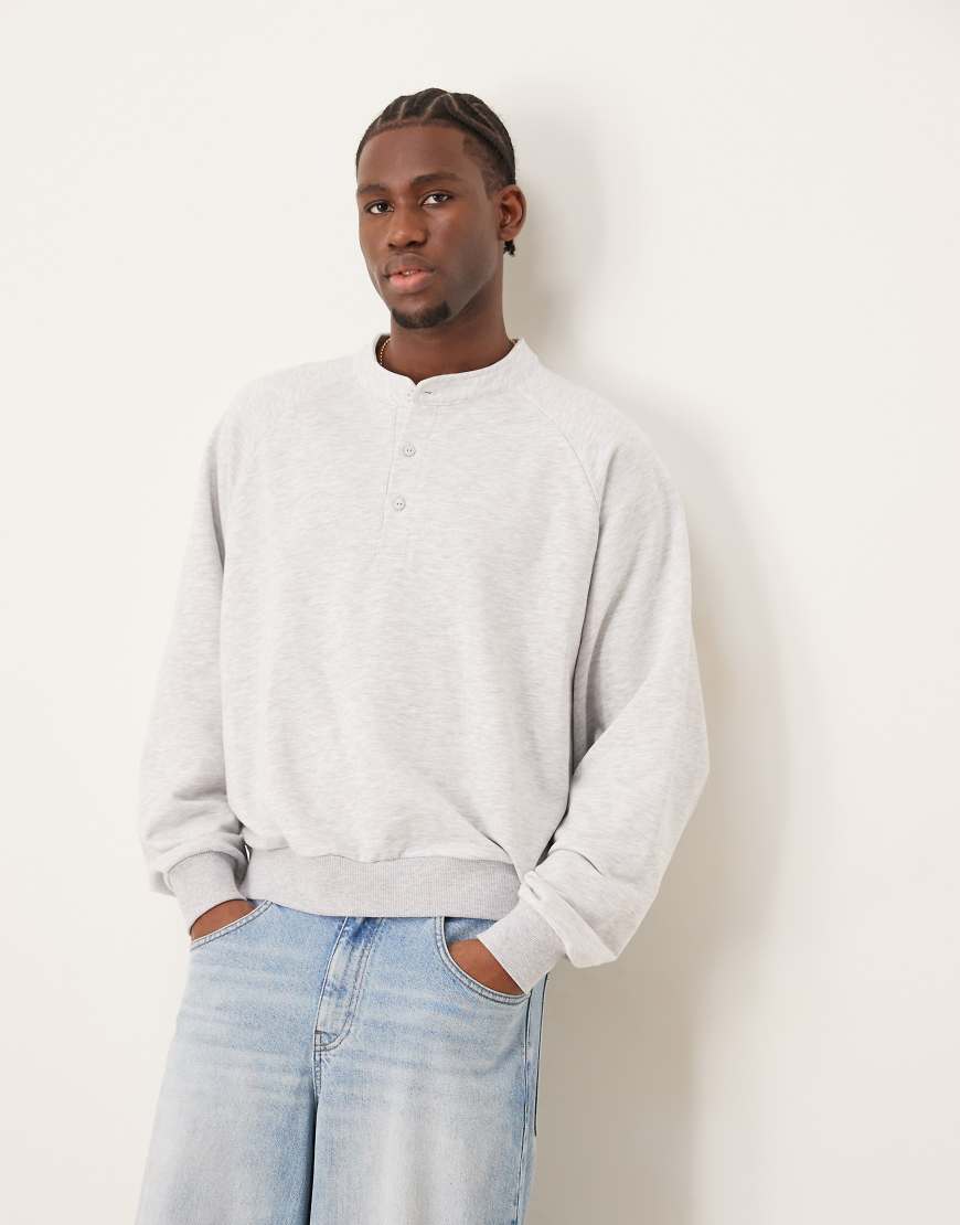 ASOS DESIGN - Kastiges Henley-Sweatshirt in Grau meliert mit extremer Oversize-Passform ASOS DESIGN - Kastiges Henley-Sweatshirt in Grau meliert mit extremer Oversize-Passform von ASOS DESIGN