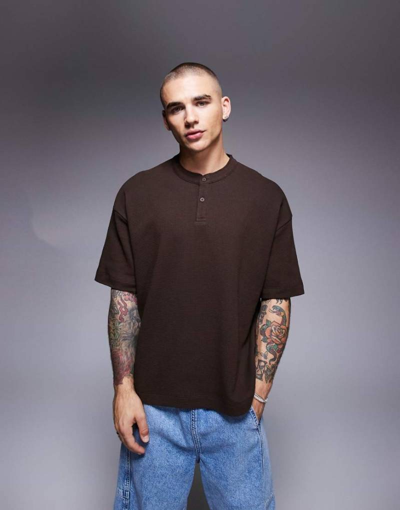 ASOS DESIGN - Kastiges Henley-T-Shirt in Braun mit Oversize-Schnitt und Waffelstruktur von ASOS DESIGN