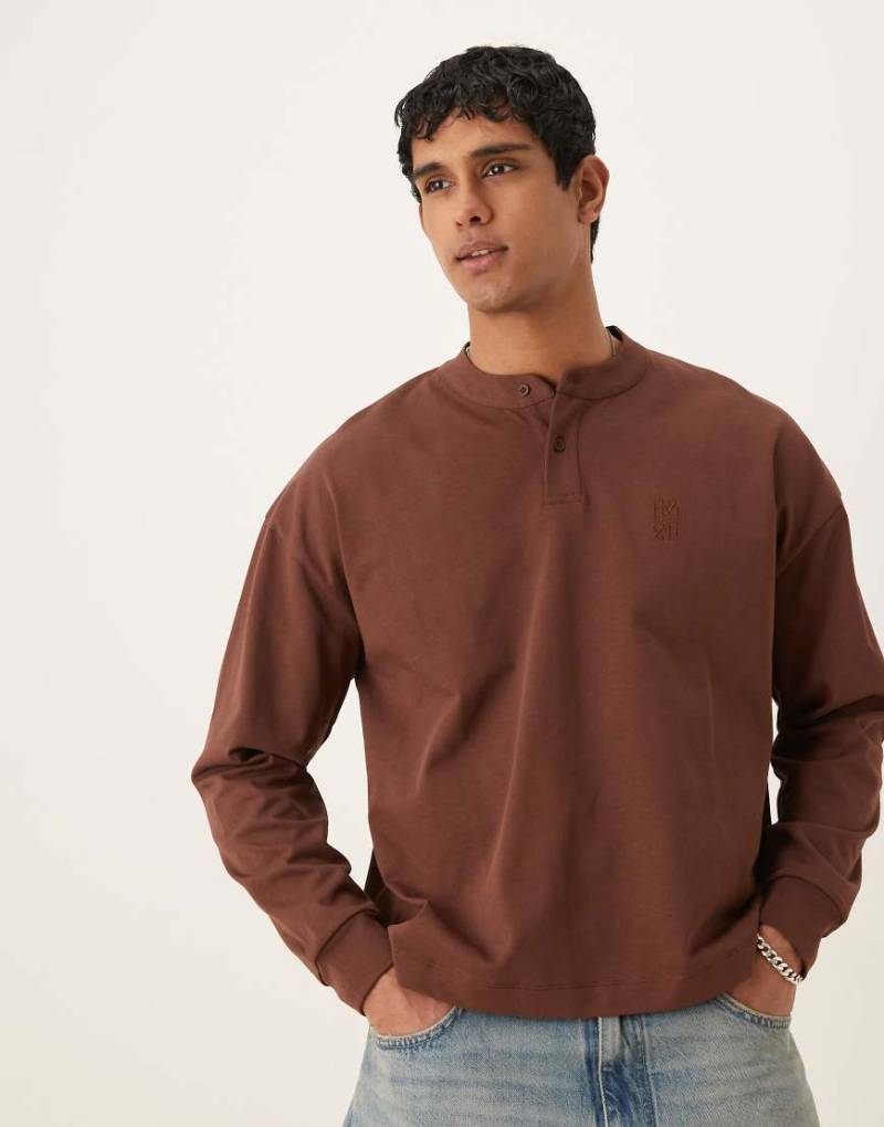 ASOS DESIGN - Super schweres, kastiges Oversize-T-Shirt in Braun mit Henley-Kragen von ASOS DESIGN
