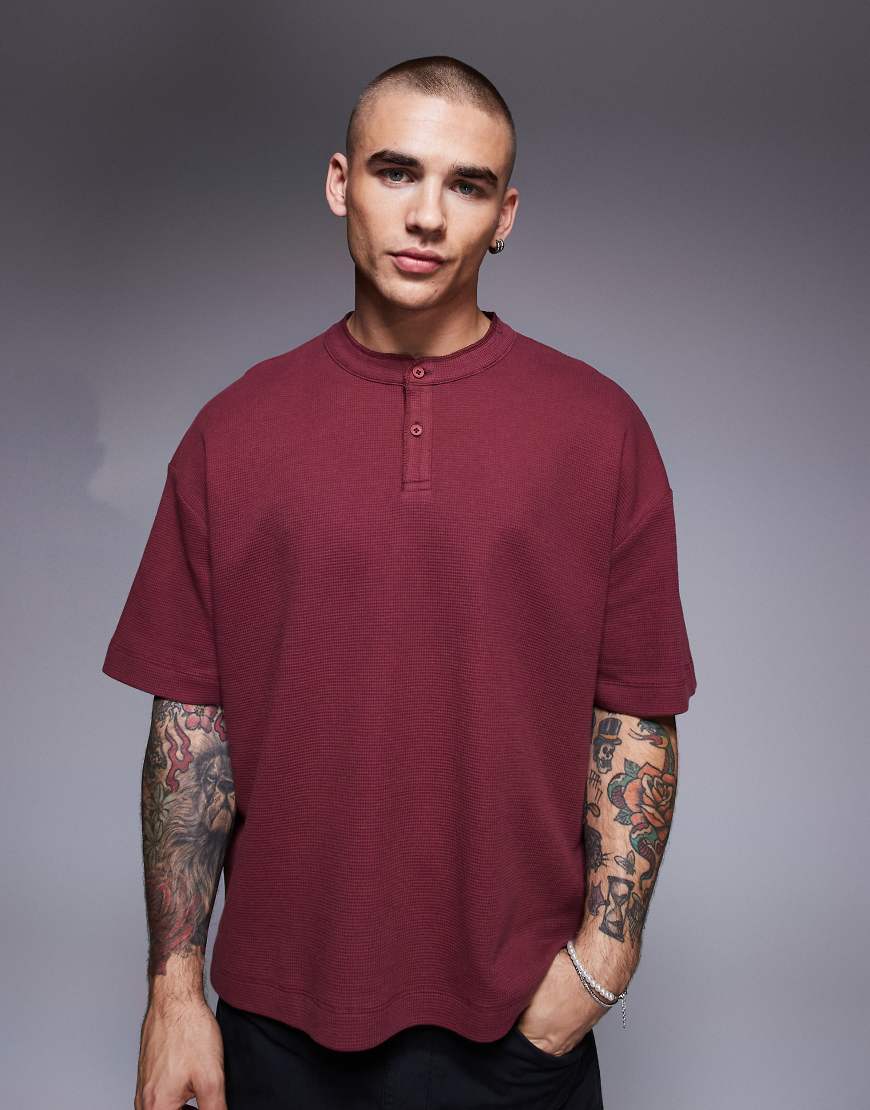 ASOS DESIGN - Kastiges Henley-T-Shirt in Burgunderrot mit Oversize-Schnitt und Waffelstruktur ASOS DESIGN - Kastiges Henley-T-Shirt in Burgunderrot mit Oversize-Schnitt und Waffelstruktur von ASOS DESIGN