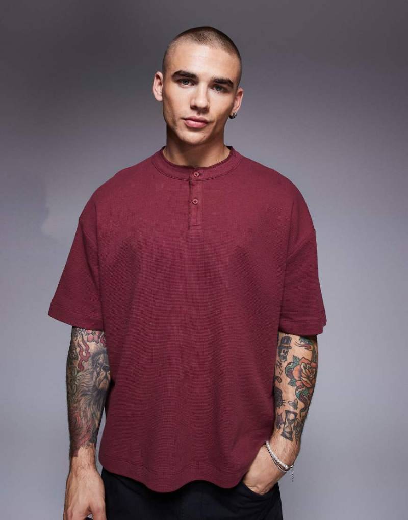 ASOS DESIGN - Kastiges Henley-T-Shirt in Burgunderrot mit Oversize-Schnitt und Waffelstruktur von ASOS DESIGN