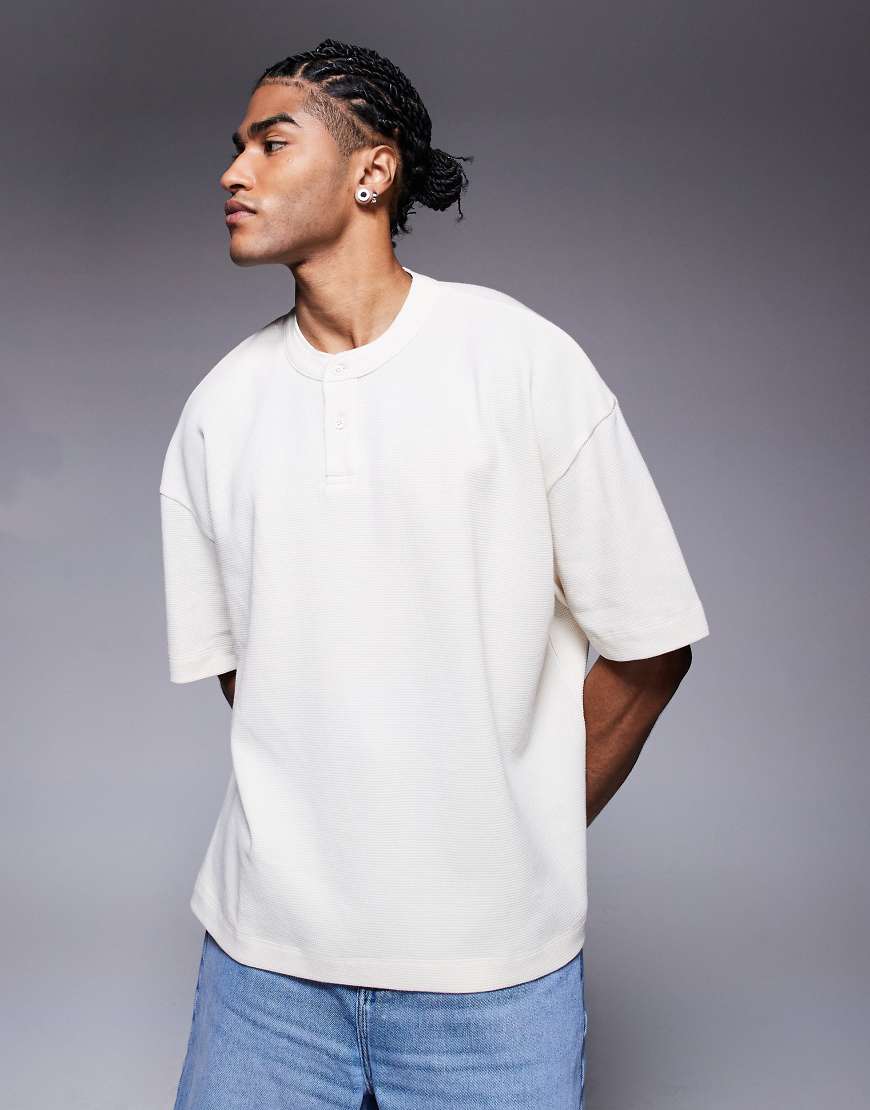 ASOS DESIGN - Kastiges Henley-T-Shirt in Cremeweiß mit Oversize-Schnitt und Waffelstruktur von ASOS DESIGN