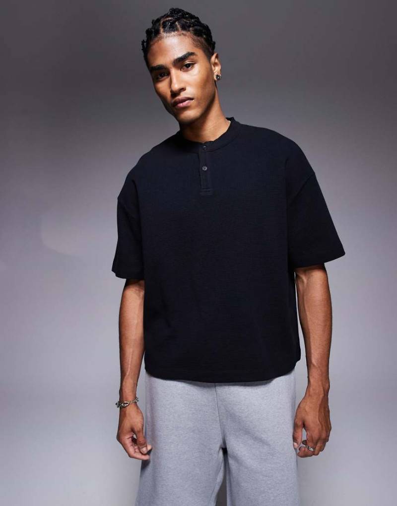 ASOS DESIGN - Kastiges Henley-T-Shirt in Schwarz mit Oversize-Schnitt und Waffelstruktur von ASOS DESIGN