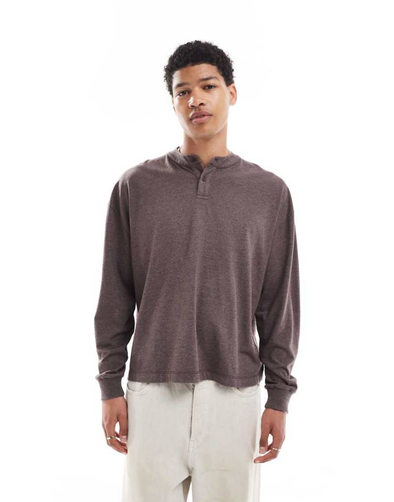 ASOS DESIGN - Kastiges Henley-T-Shirt in überfärbtem meliertem Braun mit Oversize-Schnitt von ASOS DESIGN