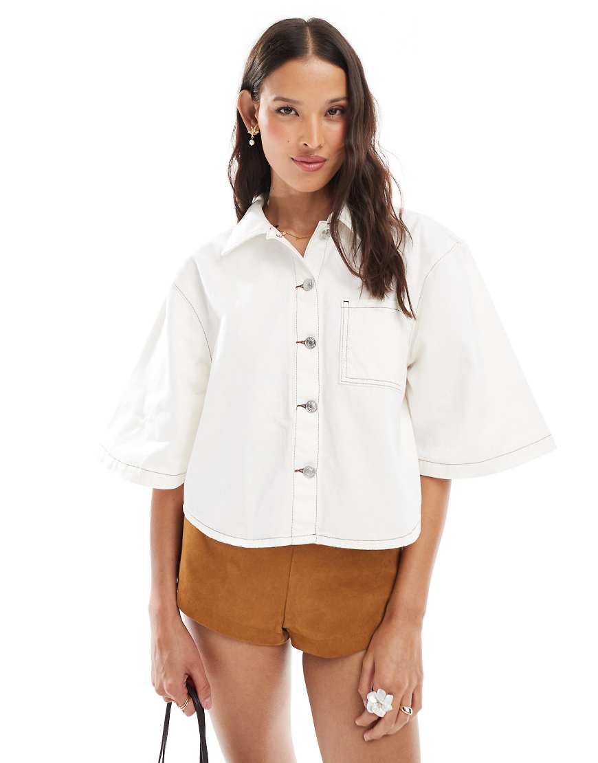 ASOS DESIGN - Kastiges Jeanshemd in Ecru mit abgerundetem Saum-Weiß von ASOS DESIGN