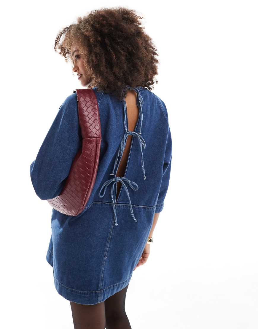 ASOS DESIGN - Kastiges Kleid aus Denim in Mittelblau mit Bindebändern hinten ASOS DESIGN - Kastiges Kleid aus Denim in Mittelblau mit Bindebändern hinten von ASOS DESIGN