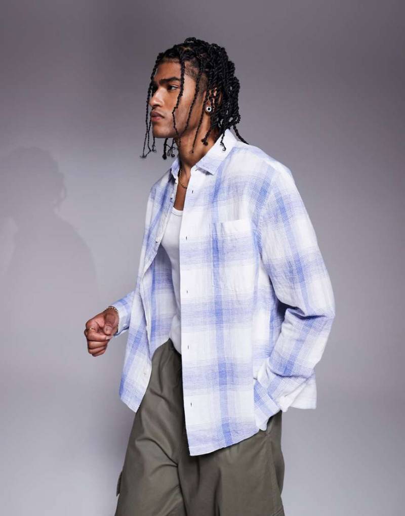ASOS DESIGN - Kastiges Leinenmix-Hemd in Blau und Weiß mit aufgesetzter Tasche in regulärer Passform von ASOS DESIGN