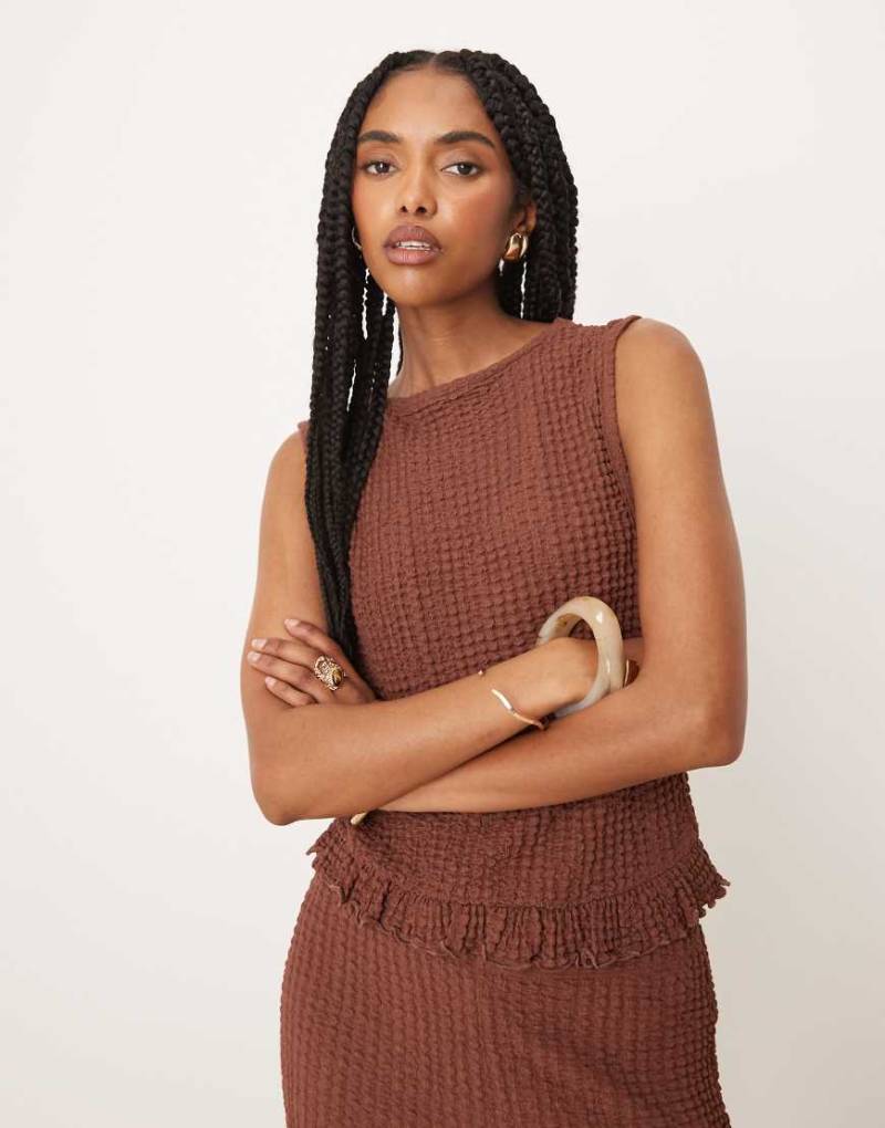 ASOS DESIGN - Kastiges Oberteil in Braun mit Strukturmuster, Rüschensaum und U-Boot-Ausschnitt, Kombiteil von ASOS DESIGN