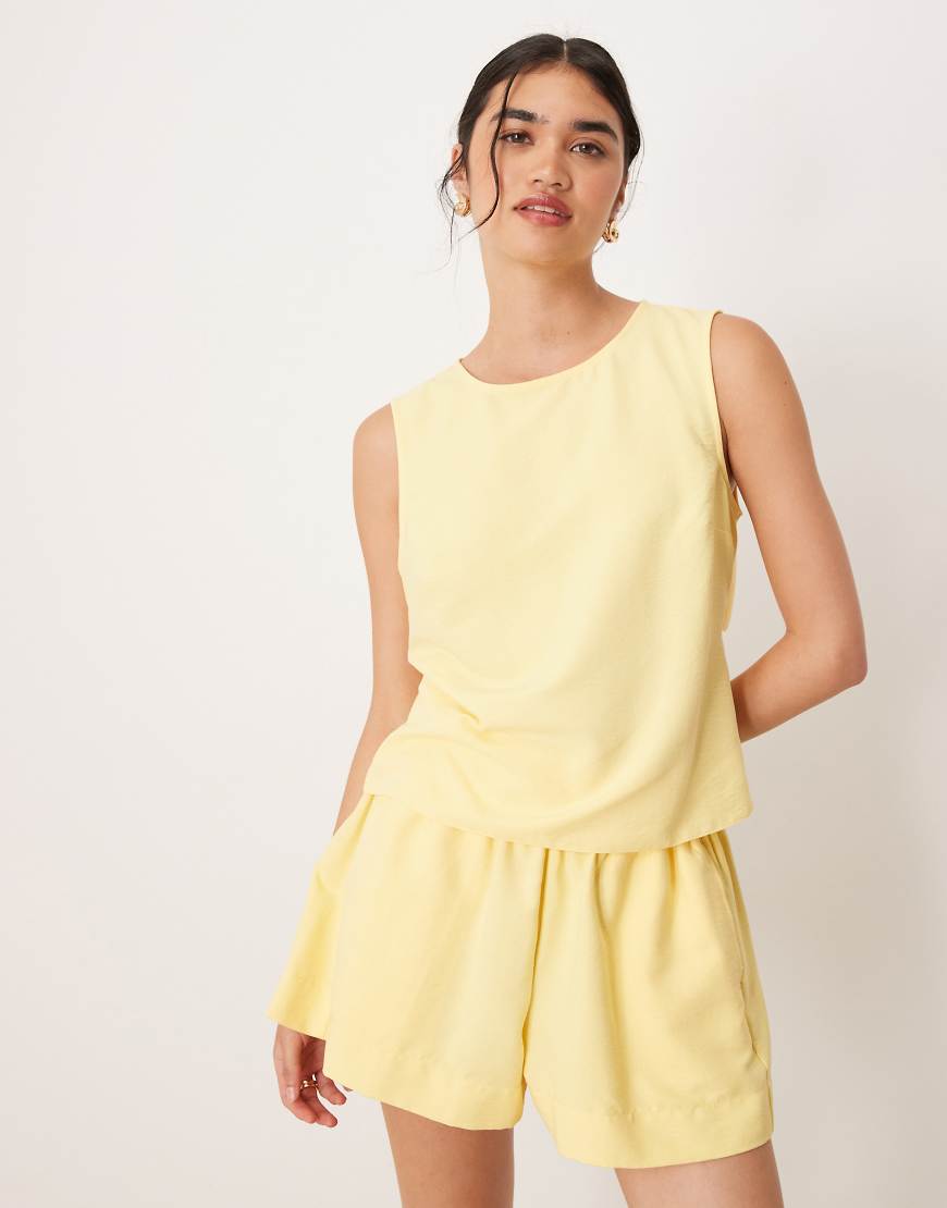 ASOS DESIGN - Kastiges Oberteil in Gelb mit Bindedetail auf der Rückseite, Kombiteil von ASOS DESIGN