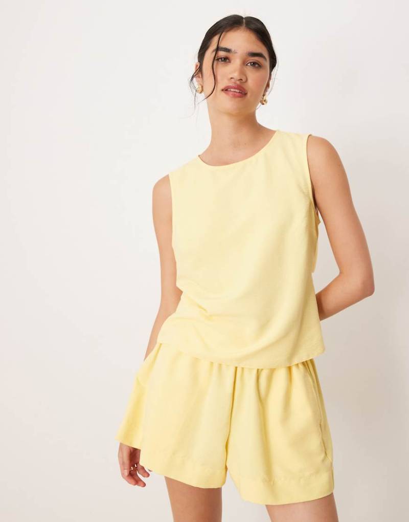 ASOS DESIGN - Kastiges Oberteil in Gelb mit Bindedetail auf der Rückseite, Kombiteil von ASOS DESIGN