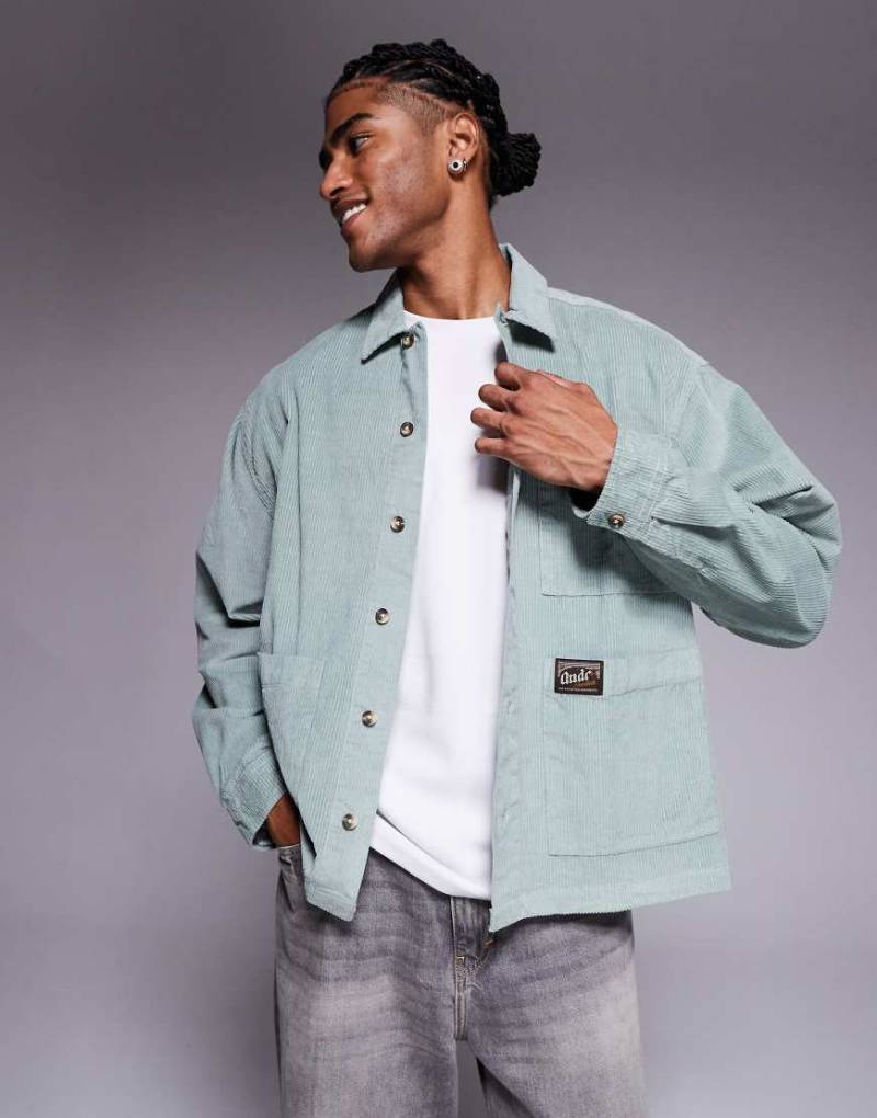 ASOS DESIGN - Kastiges Oversize-Cordhemd in Grün mit Aufnäher von ASOS DESIGN