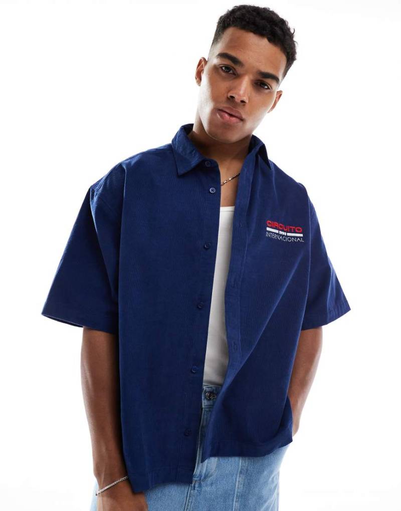 ASOS DESIGN - Kastiges Oversize-Cordhemd in Marineblau mit Stickerei auf der Brust ASOS DESIGN - Kastiges Oversize-Cordhemd in Marineblau mit Stickerei auf der Brust von ASOS DESIGN