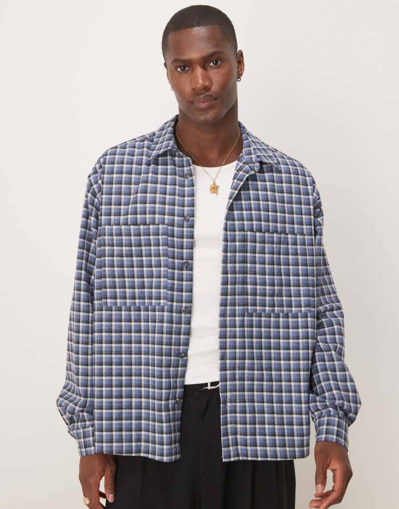 ASOS DESIGN - Kastiges Oversize-Flanellhemd in kariertem Blau von ASOS DESIGN