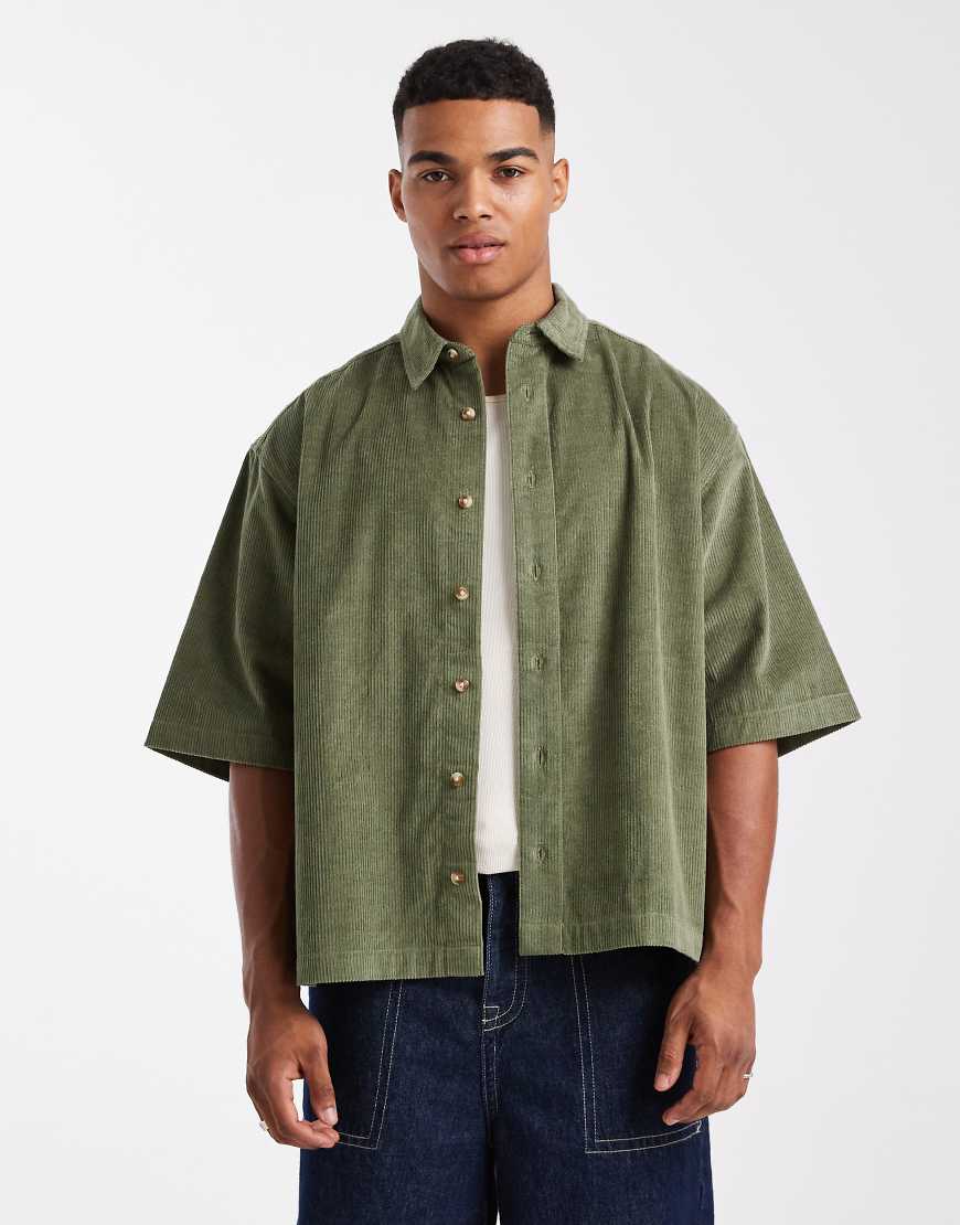 ASOS DESIGN - Kastiges Oversize-Hemd aus Cord in Dunkelgrün mit Aufnäher von ASOS DESIGN