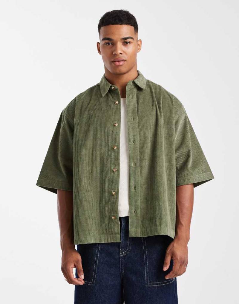 ASOS DESIGN - Kastiges Oversize-Hemd aus Cord in Dunkelgrün mit Aufnäher von ASOS DESIGN