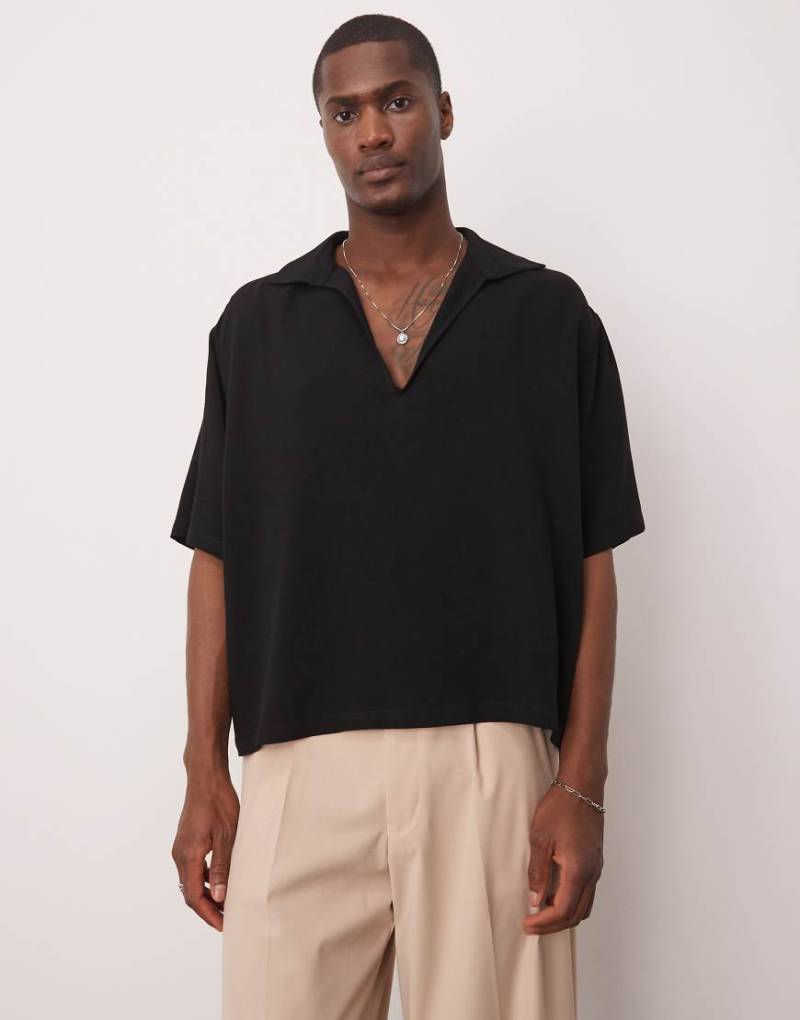 ASOS DESIGN - Kastiges Oversize-Hemd in Schwarz mit tiefem V-Ausschnitt von ASOS DESIGN
