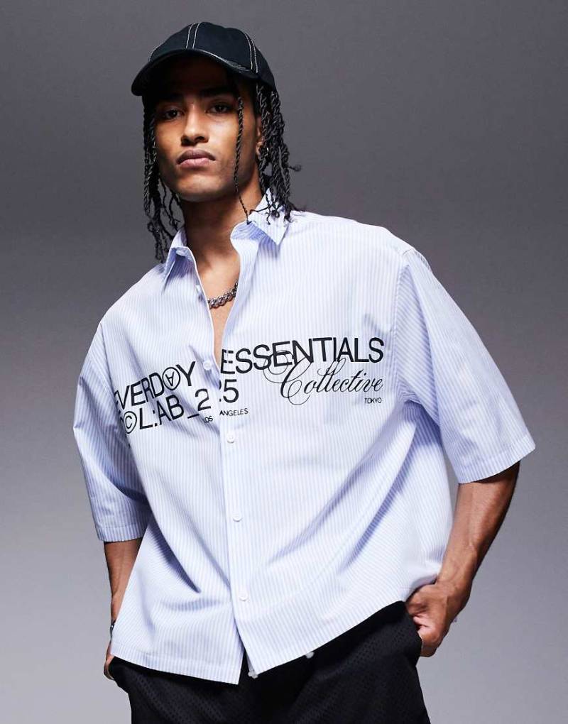 ASOS DESIGN - Kastiges Oversize-Hemd aus Popeline in Marineblau mit Grafikprint von ASOS DESIGN