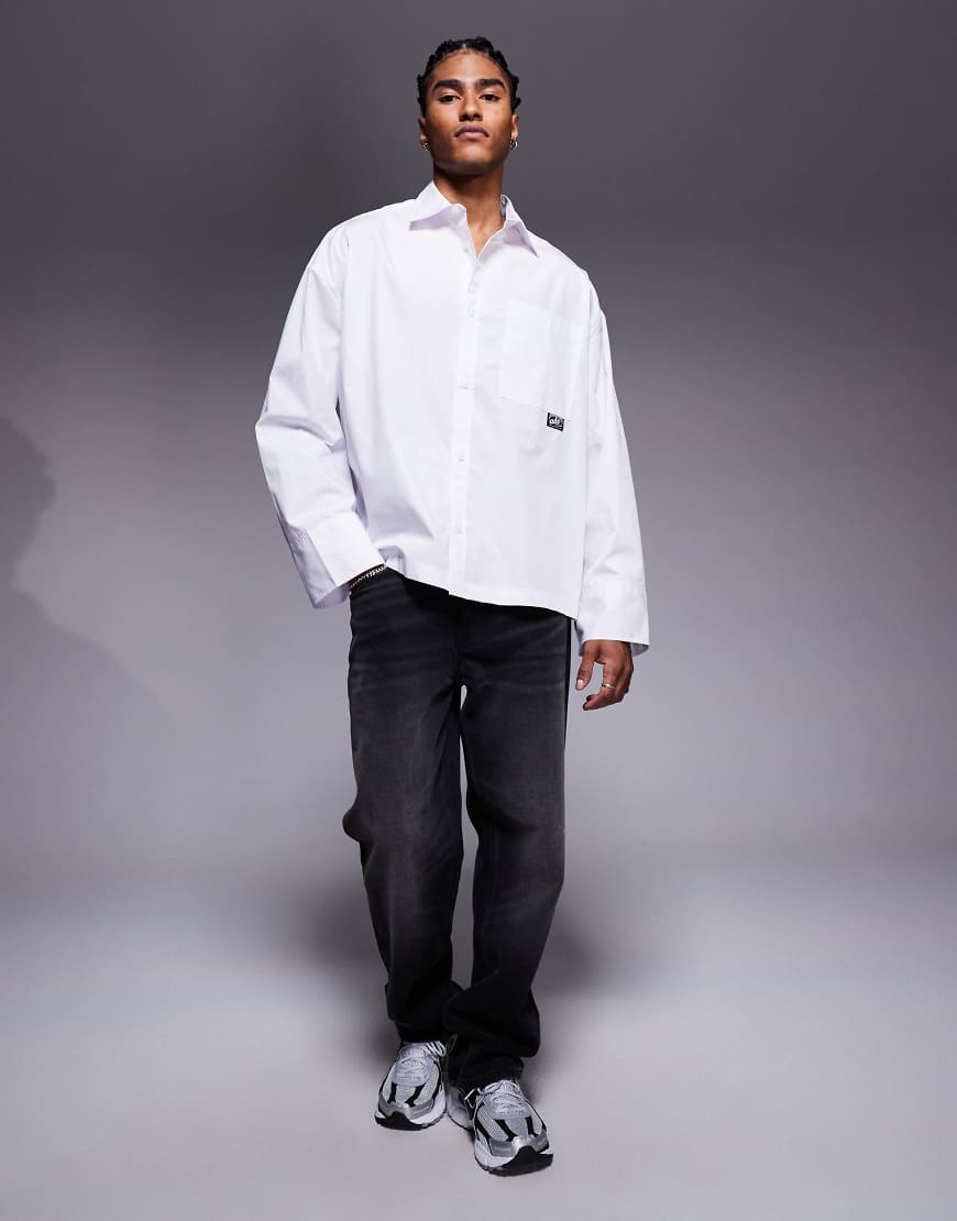ASOS DESIGN - Kastiges Oversize-Hemd aus Popeline in Weiß mit Aufnäher von ASOS DESIGN