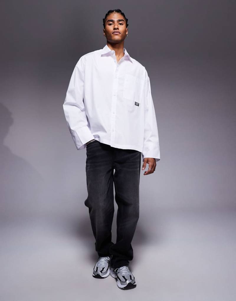 ASOS DESIGN - Kastiges Oversize-Hemd aus Popeline in Weiß mit Aufnäher von ASOS DESIGN