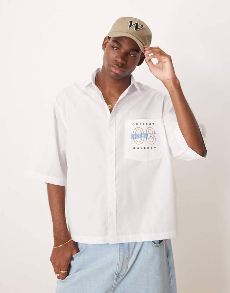 ASOS DESIGN - Kastiges Oversize-Hemd aus Popeline in Weiß mit Brust-Stickerei von ASOS DESIGN