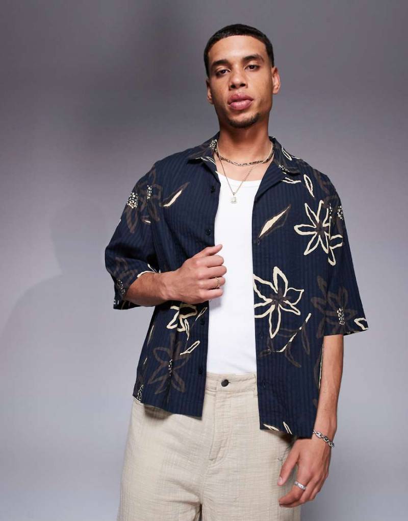 ASOS DESIGN - Kastiges Oversize-Hemd aus Seersucker in floralem Schwarz von ASOS DESIGN