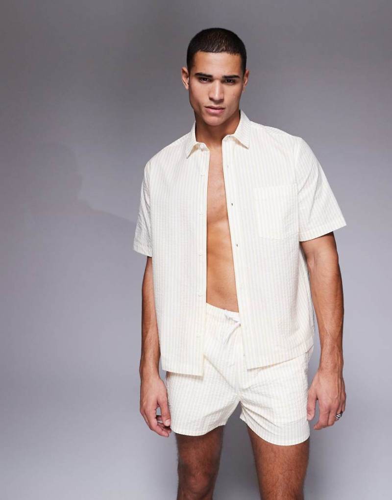 ASOS DESIGN - Kastiges Oversize-Hemd aus Seersucker mit Streifen in Gelb, Kombiteil von ASOS DESIGN
