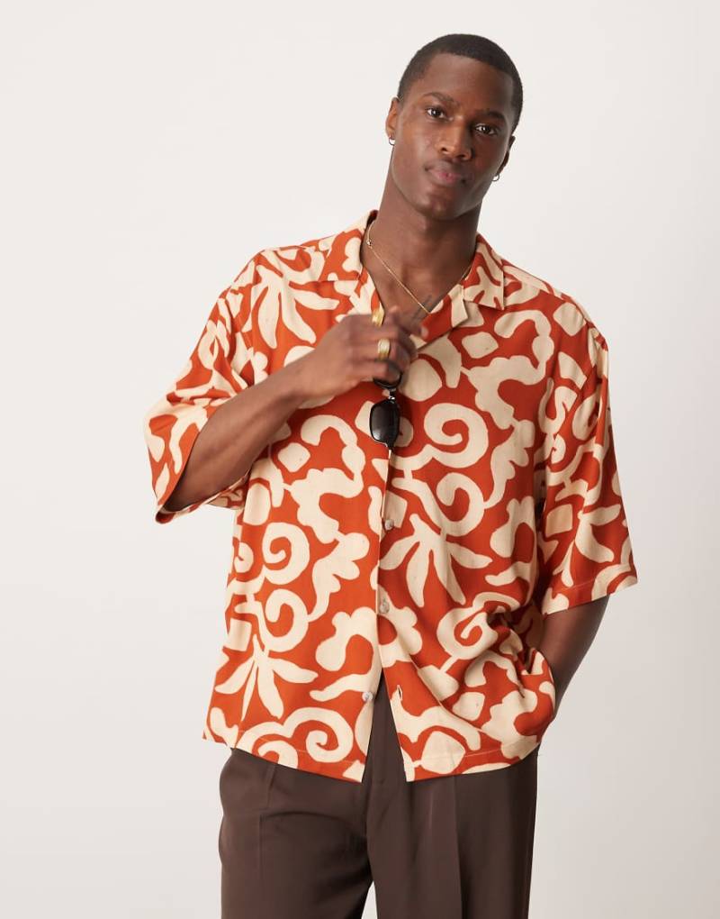 ASOS DESIGN - Kastiges Oversize-Hemd aus Viskose in Terracotta mit halblangen Ärmeln und abstraktem Sommer-Print-Bunt von ASOS DESIGN