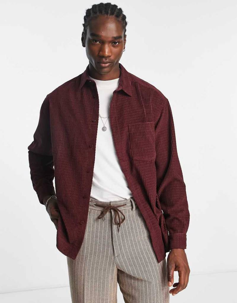 ASOS DESIGN - Kastiges Oversize-Hemd aus strukturiertem Cord in Beerenrot von ASOS DESIGN