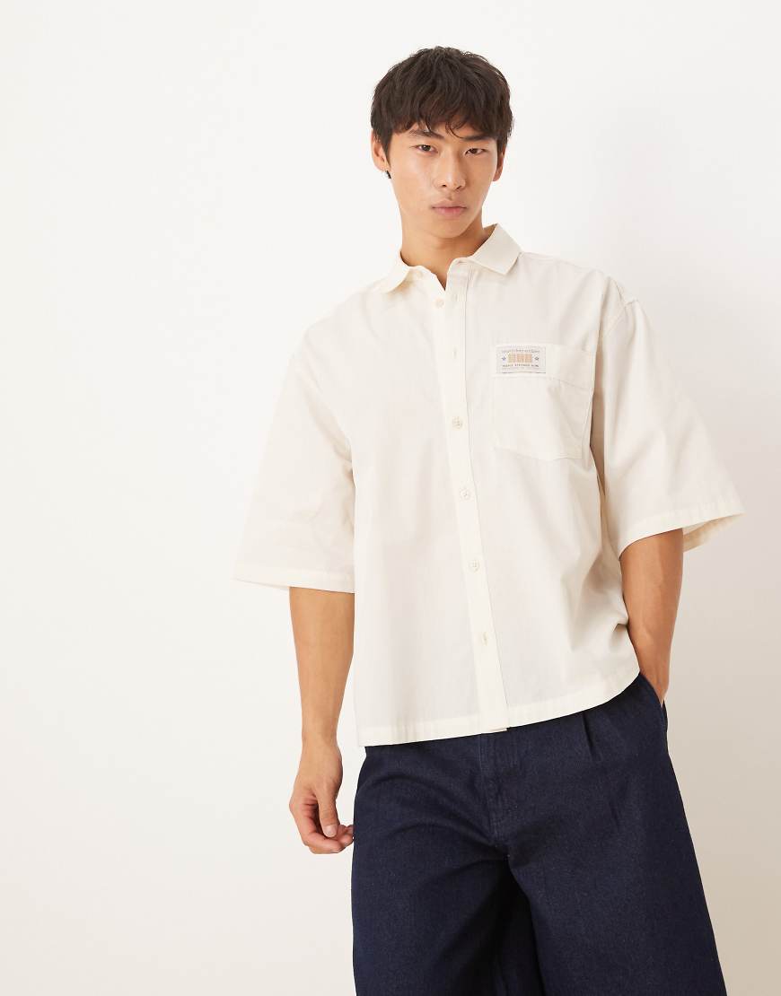 ASOS DESIGN - Kastiges Oversize-Hemd in Beige mit Aufnäher auf der Brust-Neutral von ASOS DESIGN