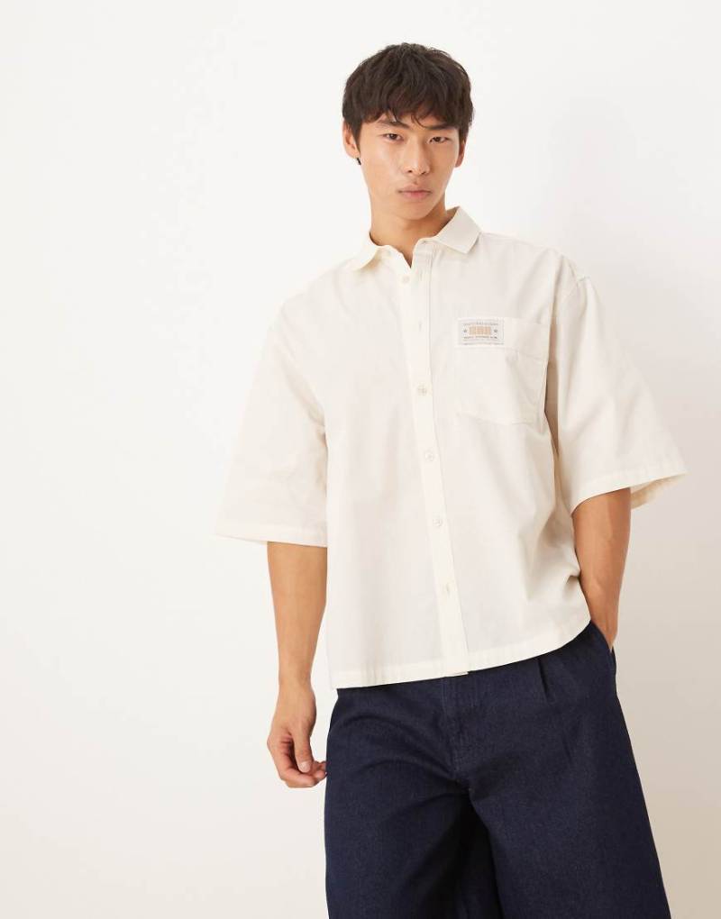 ASOS DESIGN - Kastiges Oversize-Hemd in Beige mit Aufnäher auf der Brust-Neutral von ASOS DESIGN