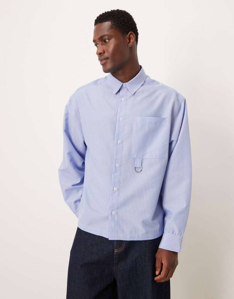 ASOS DESIGN - Kastiges Oversize-Hemd in Blau gestreift mit Taschendetail von ASOS DESIGN