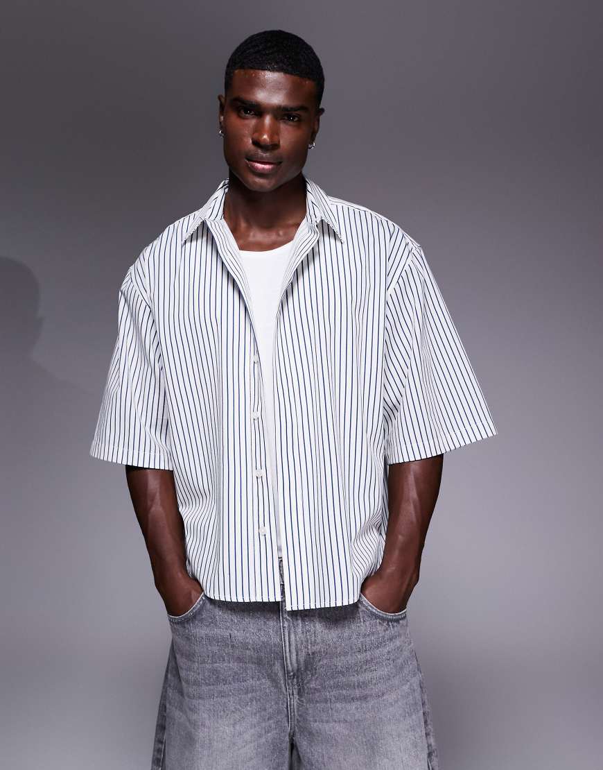 ASOS DESIGN - Kastiges Oversize-Hemd in Blau mit Nadelstreifen und nach hinten abfallendem Saum von ASOS DESIGN