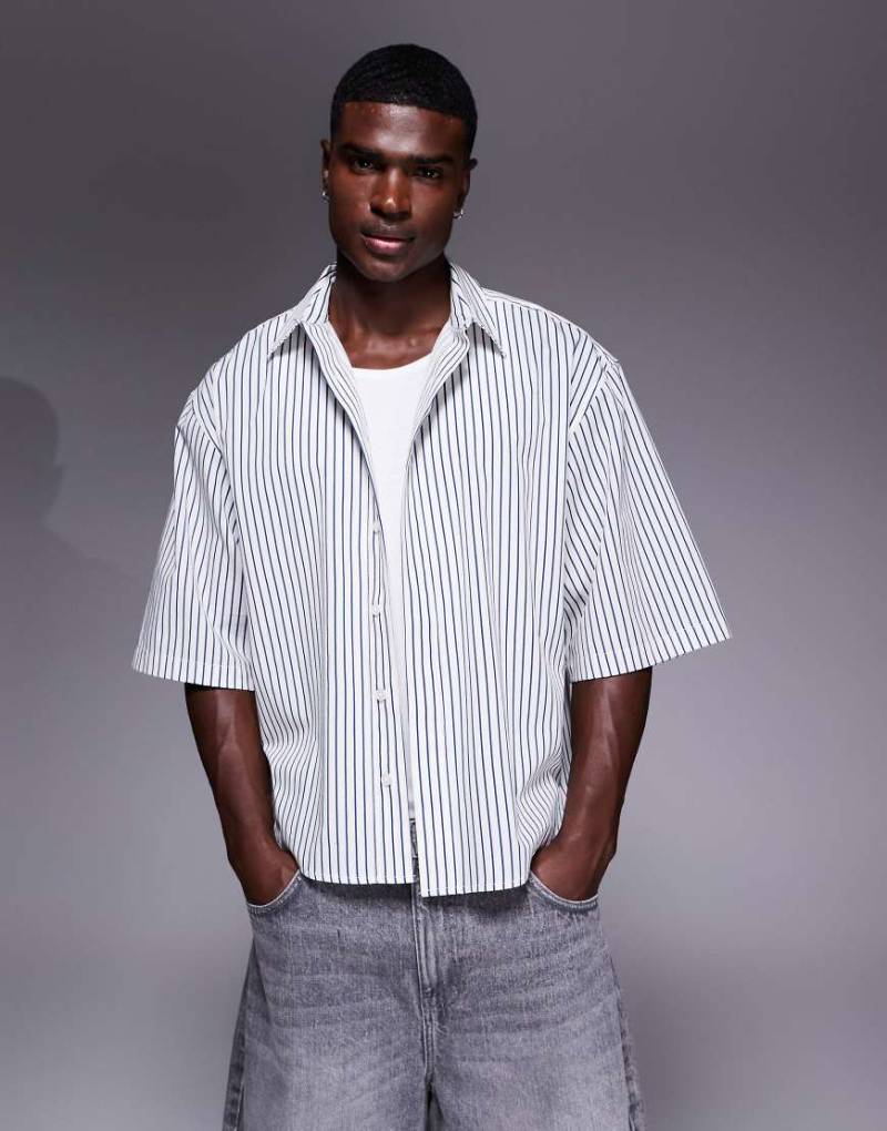 ASOS DESIGN - Kastiges Oversize-Hemd in Blau mit Nadelstreifen und nach hinten abfallendem Saum von ASOS DESIGN