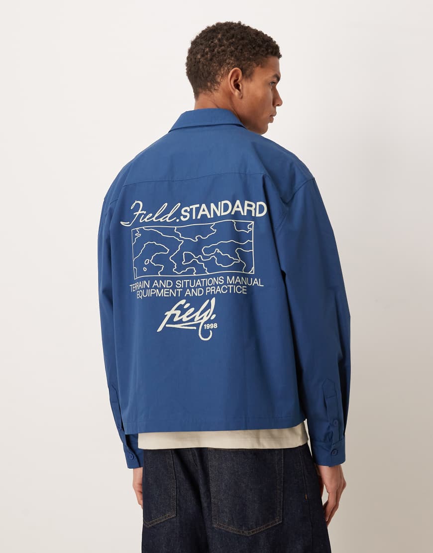 ASOS DESIGN - Kastiges Oversize-Hemd in Blau mit Textprint von ASOS DESIGN