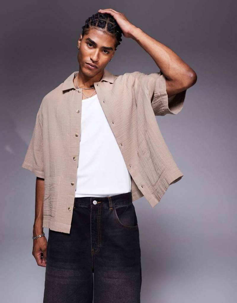 ASOS DESIGN - Kastiges Oversize-Hemd in Braun mit Brusttaschen ASOS DESIGN - Kastiges Oversize-Hemd in Braun mit Brusttaschen von ASOS DESIGN