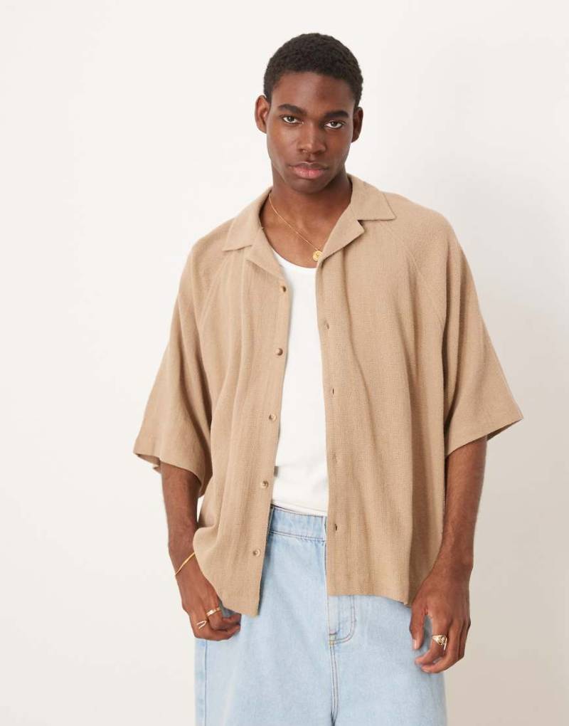 ASOS DESIGN - Kastiges Oversize-Hemd in Braun mit Reverskragen von ASOS DESIGN