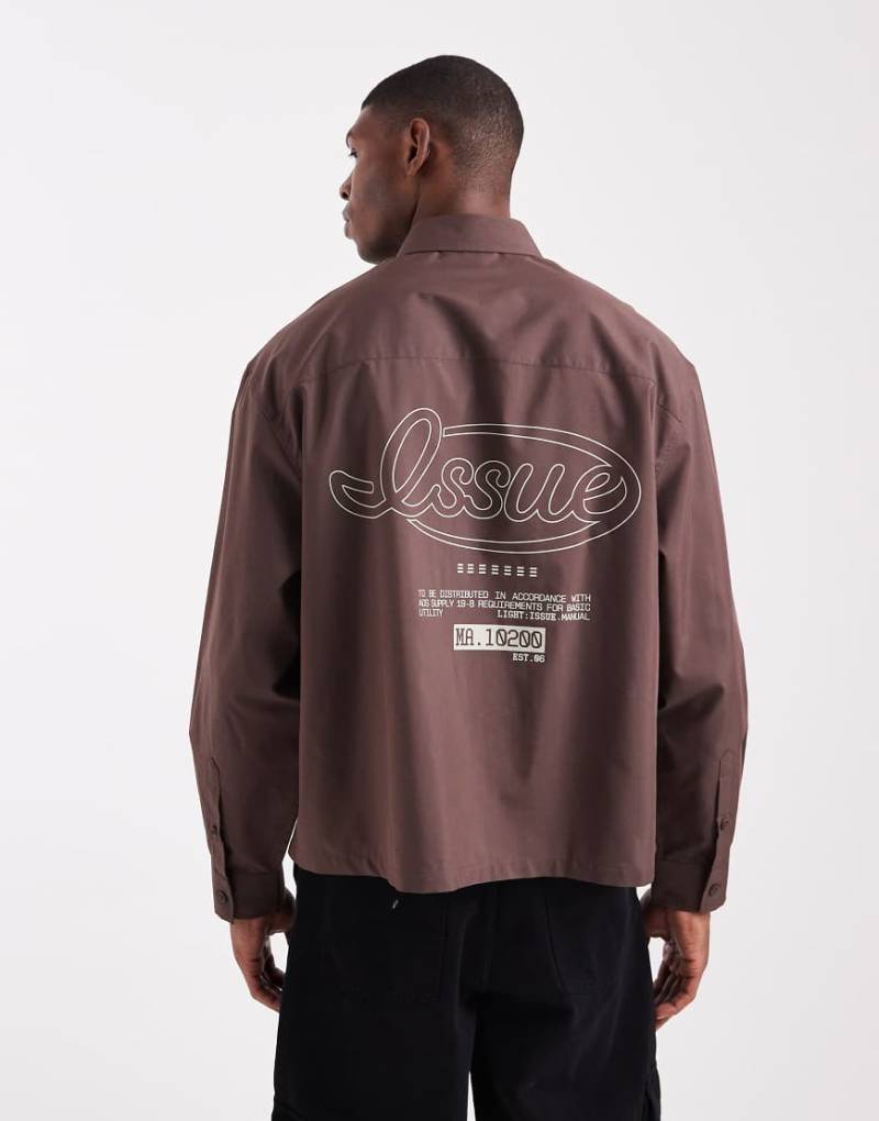 ASOS DESIGN - Kastiges Oversize-Hemd in Braun mit Rückenprint-Rot von ASOS DESIGN