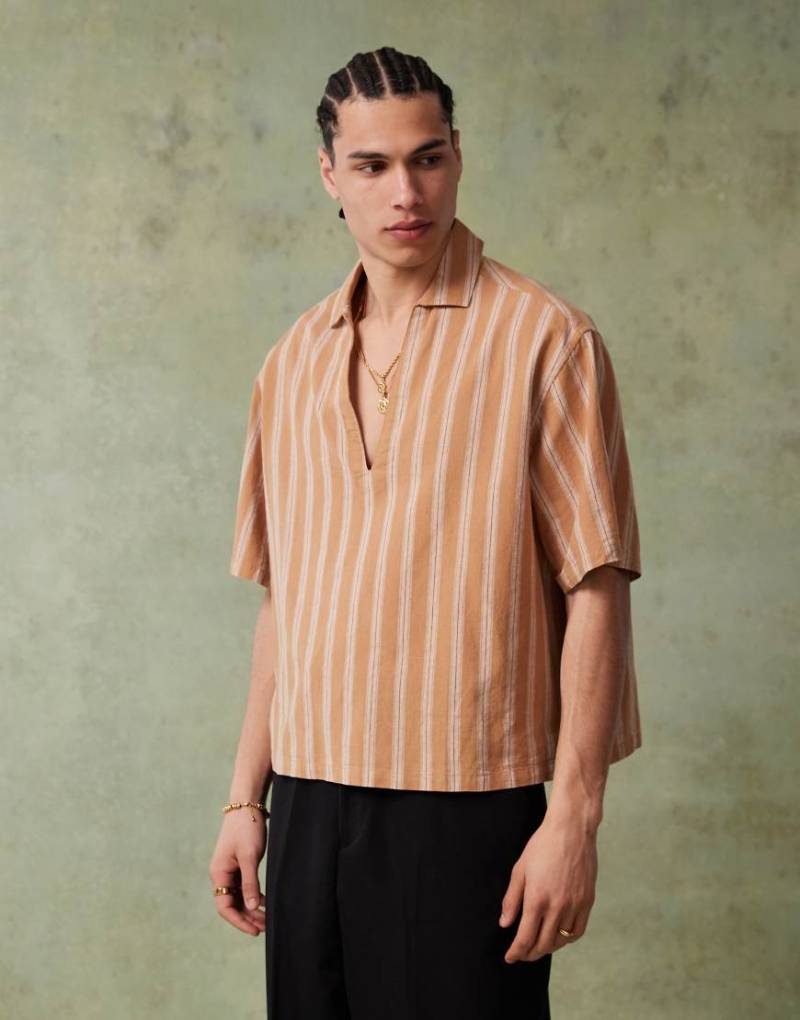 ASOS DESIGN - Kastiges Oversize-Hemd in Braun mit vertikalen Streifen von ASOS DESIGN
