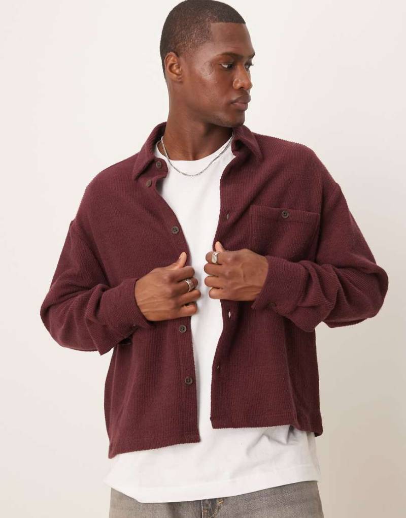 ASOS DESIGN - Kastiges Oversize-Hemd in Burgunderrot mit Bouclé-Struktur von ASOS DESIGN