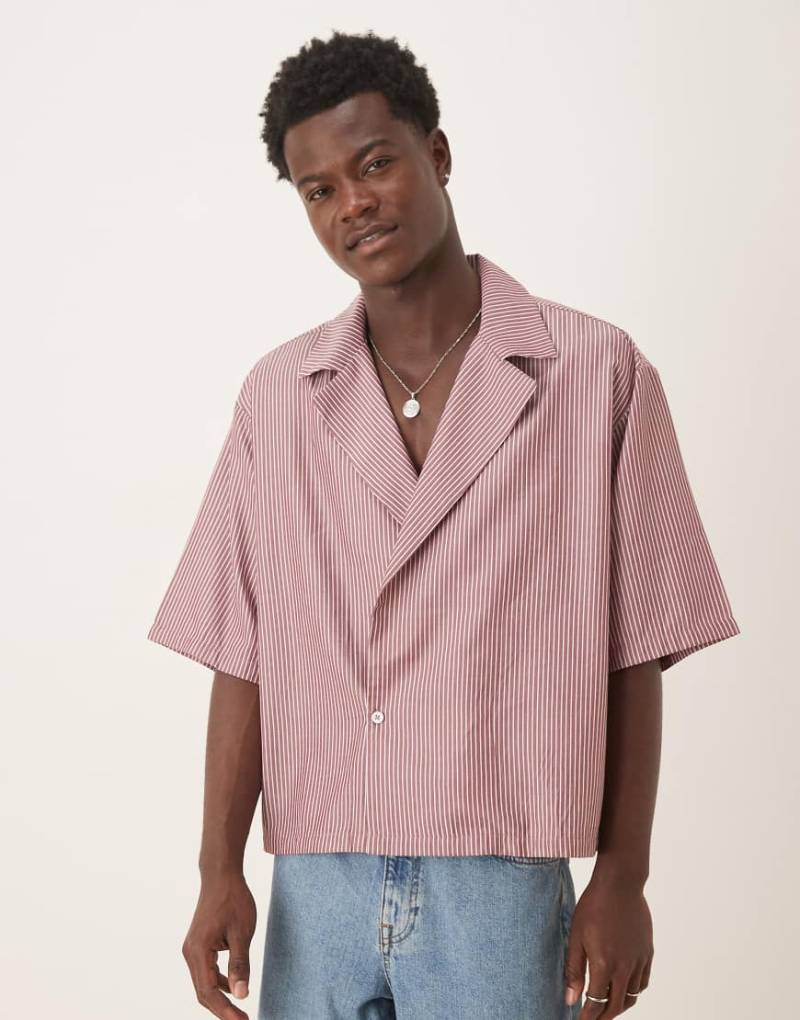 ASOS DESIGN - Kastiges Oversize-Hemd in Burgunderrot mit Streifen und Reverskragen-Neutral von ASOS DESIGN