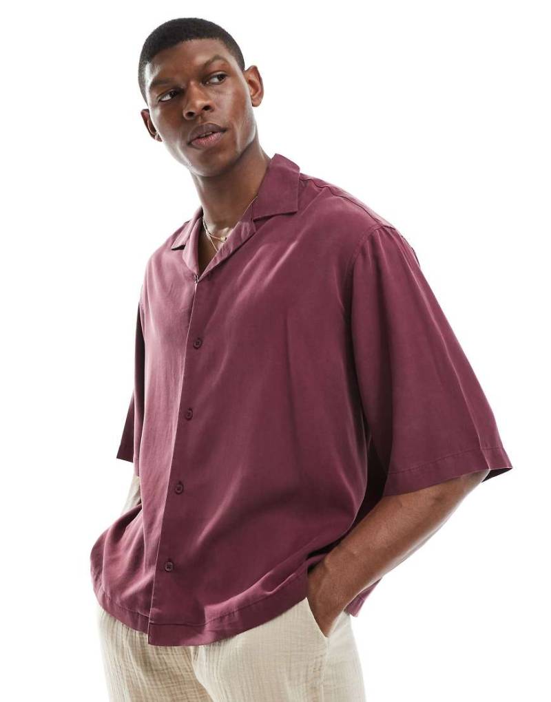 ASOS DESIGN - Hochwertiges, kastiges Oversize-Hemd in Burgunderrot mit halblangen Ärmeln und Reverskragen von ASOS DESIGN