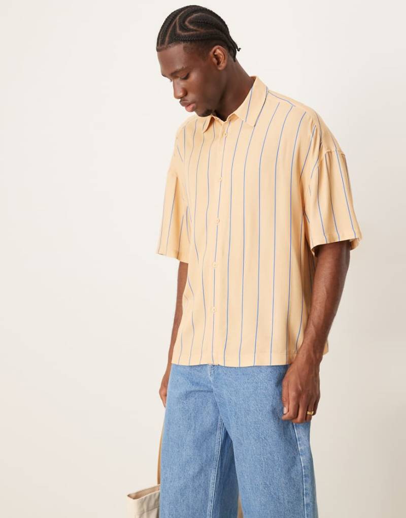 ASOS DESIGN - Kastiges Oversize-Hemd in Gelb gestreift von ASOS DESIGN