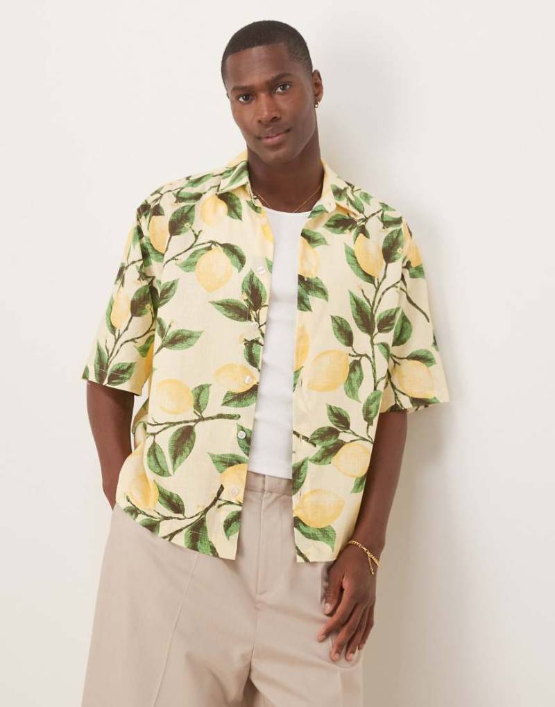 ASOS DESIGN - Kastiges Oversize-Hemd in Gelb mit Zitronenprint-Bunt von ASOS DESIGN